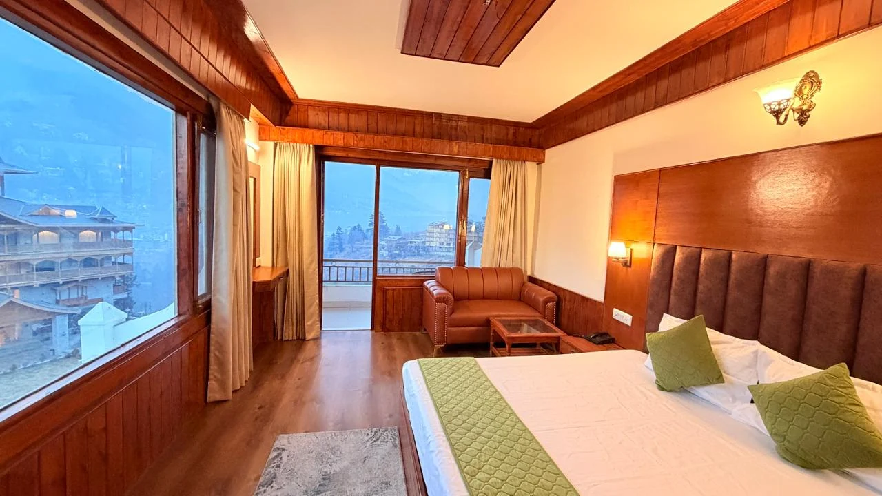 Star Bridge Resort room with mountain view, Srinagar